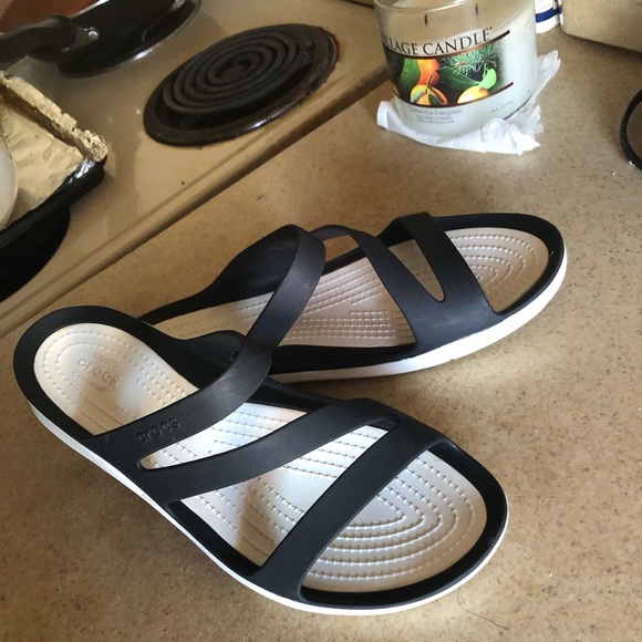 CROCS; slip on sandals - Picture 3 of 4